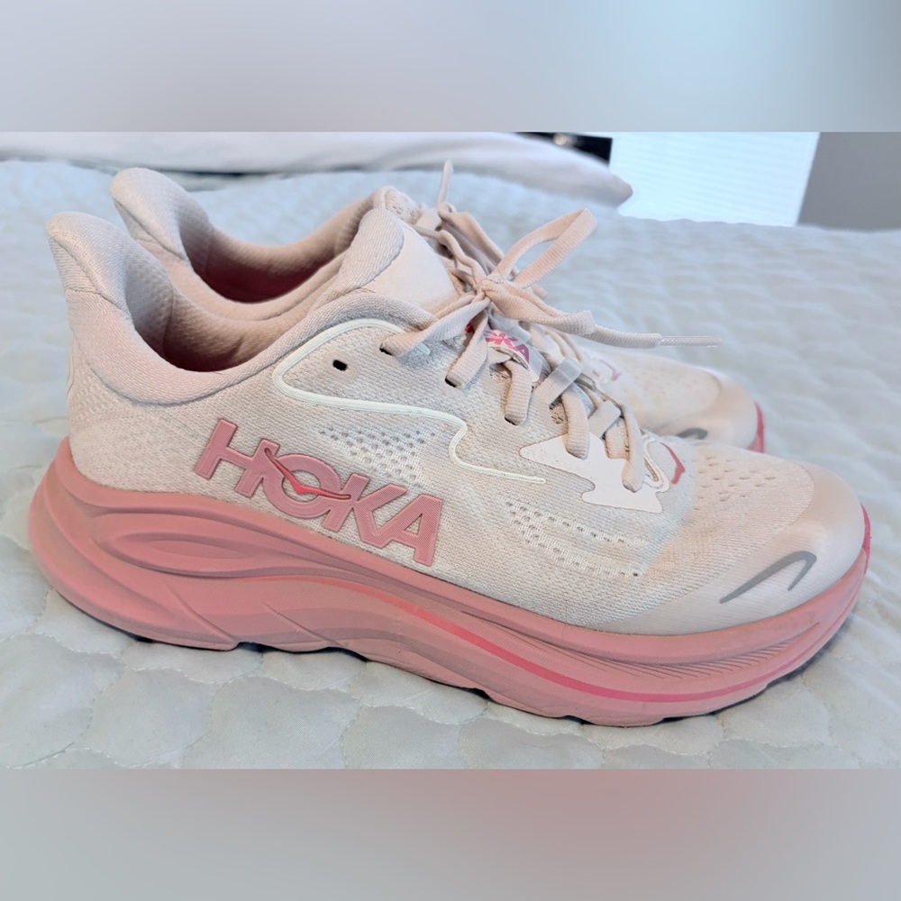 Hoka girls Light Pink Sneakers size 7 women’s, size 6 in girls.